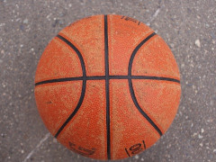 15中3还丢关键两罚!媒体人批孙铭徽太能演 赛后踢球泄愤引热议