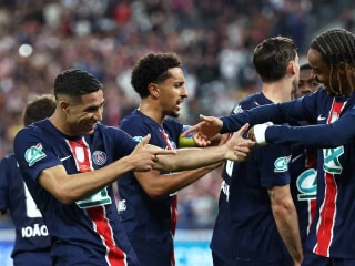 巴黎圣日耳曼捧起法国杯！