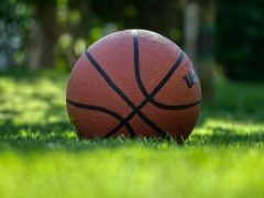 美媒预测2025年NBA模拟选秀榜单：中国球员杨瀚森将在22顺位被老鹰选中！