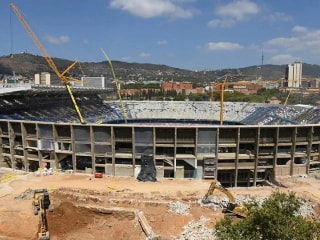 西甲联赛计划在诺坎普球场再次延期后，对巴塞罗那的赛程进行调整