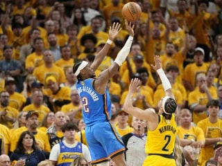 雷霆队在关键时刻表现更胜一筹,以111-104击败步行者队,将系列赛扳成2-2