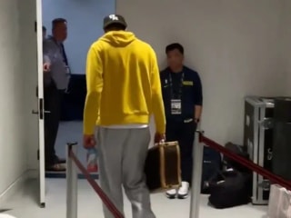 泰瑞斯·哈利伯顿痛苦地一瘸一拐离开新闻发布会的视频,对步行者队来说是个坏消息