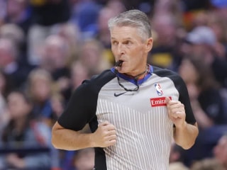 步行者队主教练里克·卡莱尔为裁判斯科特·福斯特辩护,以回应球迷的批评