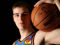  NBA总决赛雷霆总冠军 雷霆一位小将还没完成新秀首秀就拿到总冠军戒指 