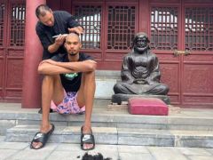 文班亚马剃度一幕曝光！一招一式专心习武 社媒配文是汉字少林寺
