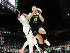  WNBA飞翼击败大梦想 李月汝拿下15个篮板生涯新高 赛后队友大方夸赞 