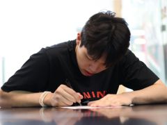 开拓者正式官宣签约杨瀚森：晒签字照与总经理握手 合同细节未公布