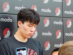 恭喜！杨瀚森首训获满堂彩，征服主帅队友，吕佩尔：他太聪明了