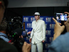 美记：杨瀚森正在为夏季联赛积极备战，NBA的比赛节奏与CBA不同
