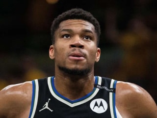 扬尼斯·阿德托昆博对于留在雄鹿队的问题回答不够热情