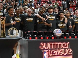 康·克尼佩尔和黄蜂队获得夏季联赛冠军,收获惊人数量的奖品