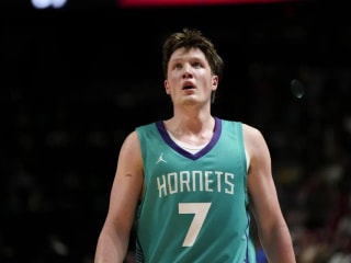 康恩·克努佩尔以关键三分和MVP表现惊艳NBA夏季联赛