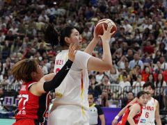 张子宇vs日本集锦 替补登场拿下17分9篮板身体优势十分明显