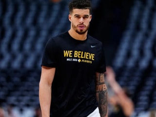 小迈克尔·波特向在纽约市垃圾堆里翻找的流浪汉提供钱,却被拒绝