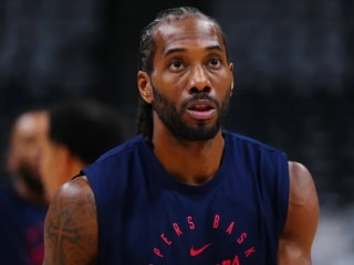 NBA球迷对科怀·伦纳德慷慨的场外新闻做出反应