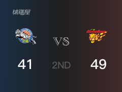 半場戰(zhàn)罷，廣東以49-41領(lǐng)先新疆，杜潤旺13分3籃板