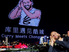  爭(zhēng)議！庫(kù)里中國(guó)行女球迷光腳欲沖進(jìn)場(chǎng) 遭安保人員一把抱住攔截 