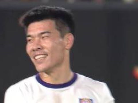 [射门中柱]王秋明二点凌空施射 皮球变线击中立柱