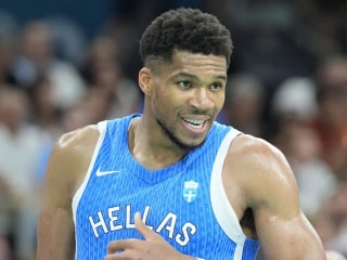 扬尼斯·阿德托昆博成为意大利欧洲篮球联赛教练“狙击手”玩笑的对象