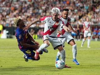 VAR故障导致拉明·亚马尔在巴塞罗那与巴列卡诺的平局中点球判罚未经检查