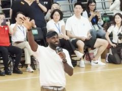 詹姆斯交大行盛况:朱俊龙到场球迷喊GOAT 库里粉丝带头追车交警鸣哨