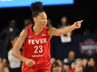 凯特琳·克拉克、索菲·坎宁安、莱克西· hull 庆祝晋级季后赛