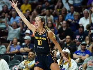 莱克西· hull 庆祝狂热队创下新的胜场纪录