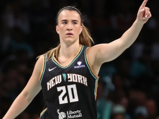 自由人队球迷穿T恤抗议飞涨的门票价格