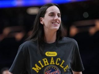 狂热队的凯特琳·克拉克在常规赛收官战前赠送给ESPN广播员特别礼物