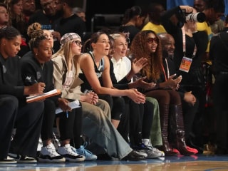 天空队的安吉尔·里斯因伤缺席常规赛收官战,球迷举牌“释放安吉尔”