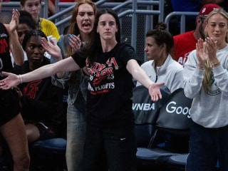 狂热队的索菲·坎宁安吐槽凯特琳·克拉克“糟糕”的鞋子选择