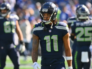 海鹰队球员杰克逊·史密斯-恩吉巴在风暴队对王牌队第二场比赛中激励球迷