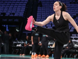 布里安娜·斯图尔特的内侧副韧带扭伤在自由人队糟糕的第二场比赛后感觉如何?