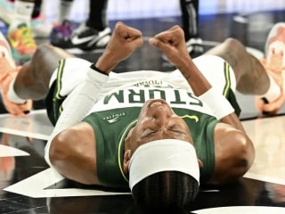 风暴后卫埃丽卡·惠勒在第三场对阵王牌的比赛中错失制胜球后的即时反应