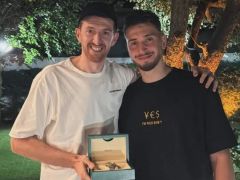 兑现欧洲杯承诺！申京晒出与奥斯曼尼合影：正式赠送劳力士手表