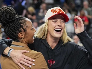 狂热队的索菲·坎宁安、凯特琳·克拉克化身史诗级“教练”时刻