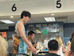杨瀚森准备考驾照：现身美国波特兰车管所 为解决通勤问题