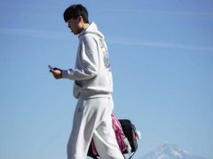 第一次客场之旅！杨瀚森带上粉色小书包出发 季前赛首战勇士令人期待