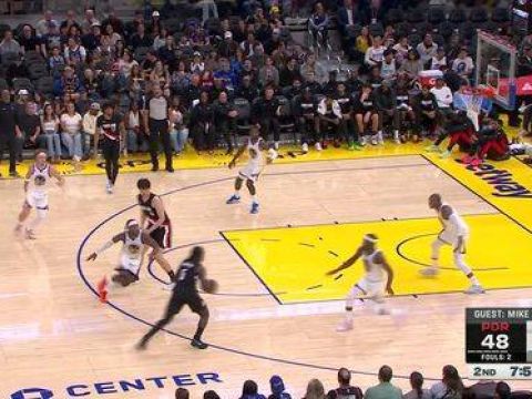 [杨瀚森掩护]杨瀚森先后为霍勒迪和阿夫迪亚做掩护 后者轻松上篮