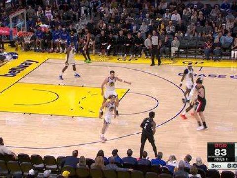 [杨瀚森补篮]队友上篮不中 杨瀚森在篮下强起单手补篮成功