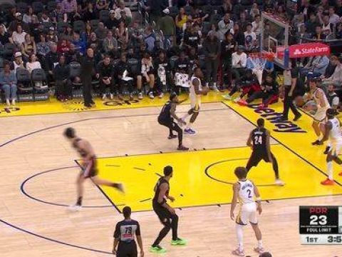 [杨瀚森助攻]杨瀚森反击将球传给穆雷 后者突入篮下得分