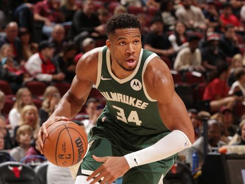 字母哥vs公牛集锦 季前赛首秀砍下13分10篮板3助攻