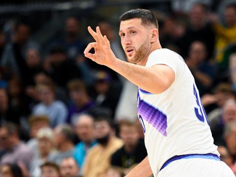 努尔基奇vs独行侠集锦 全场拿下13分15篮板内外开花展现统治力