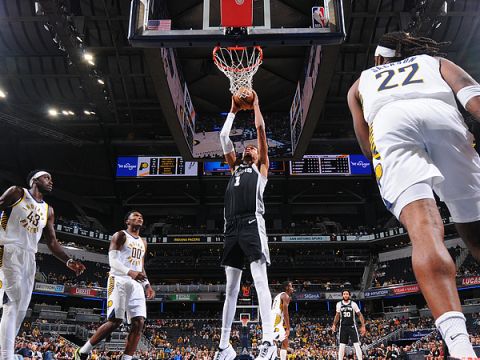 文班亚马vs步行者集锦 贡献27+11但7次失误成为瑕疵