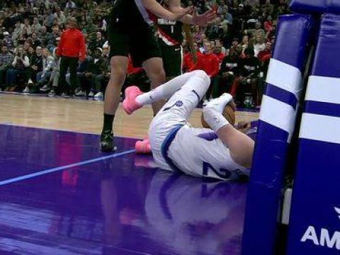 [杨瀚森犯规]犯规得控制啊！杨瀚森不慎打到对手面部 致后者重摔在地