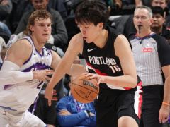 杨瀚森15分钟6犯引热议!被爵士内线打爆了 在CBA养成些防守坏习惯