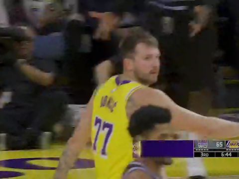 NBA季前赛:国王vs湖人第3节英文原声回放