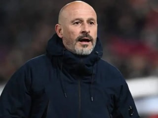 意甲：博洛尼亚主教练住院