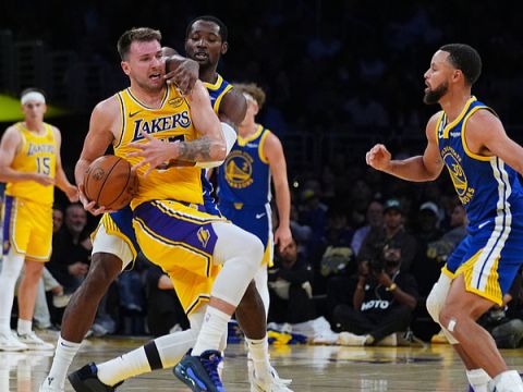 勇士vs湖人精华回放 库里23分巴特勒31+5东契奇43+12+9力不从心