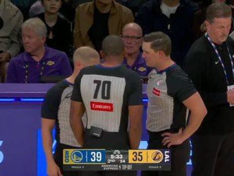 [斯玛特恶犯库里]太危险了这动作！斯玛特夹住库里手臂 被吹一级恶犯